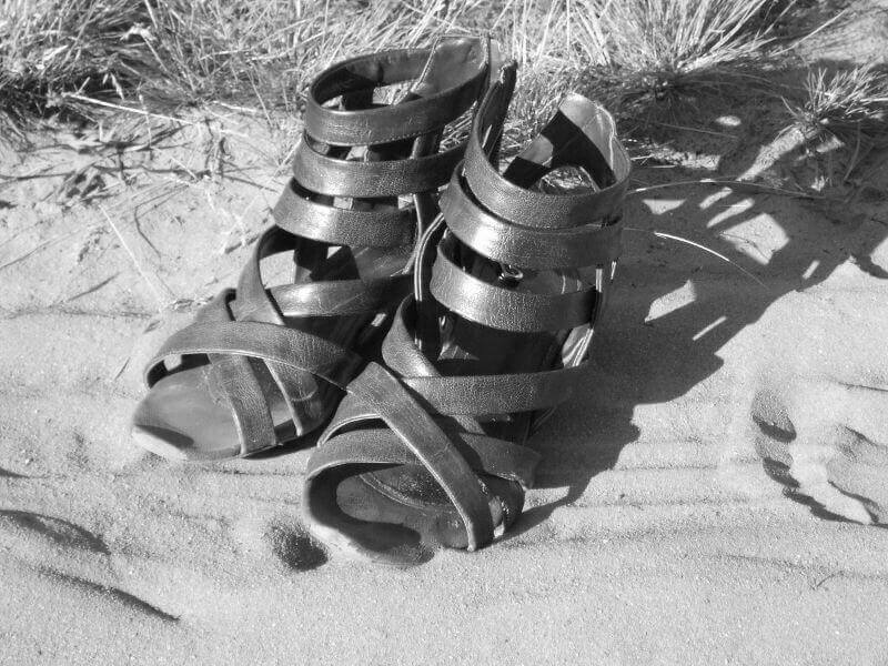 Sandalen schwarz weiss - Foto (C) MaBoXer